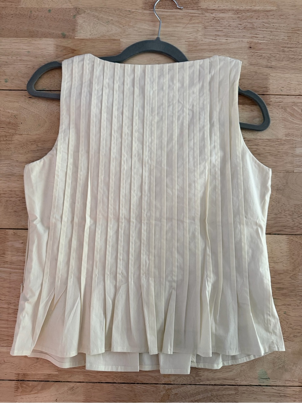Size 2 J.Crew Cream Pleated Sleeveless Button-Front Top - Picture 3 of 3